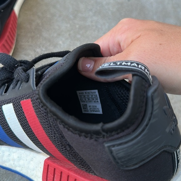 Adidas NMD R1 J Tri-Color Core Black Cloud White Scarlet EG9360 Size 6.5 - Picture 5 of 6